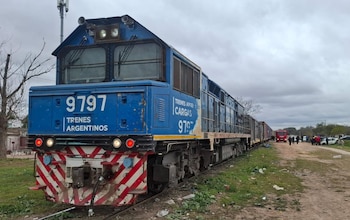 Un auto sufrió un desperfecto mecánico, quedó frenado sobre la vía y fue arrollado por un tren de cargas en Córdoba. Crédito: Policía de Córdoba