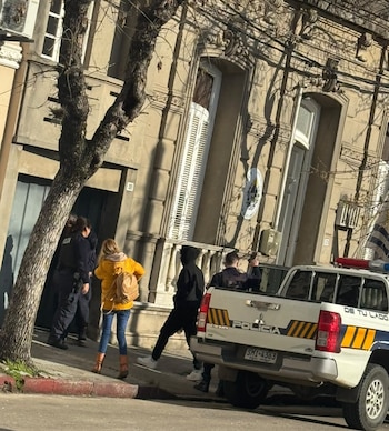 El joven que mató a mujer de 69 años y confesó el crimen llega a audiencia en Uruguay (Tv Florida)