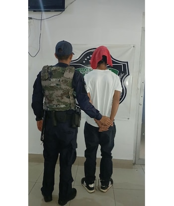 Un ciudadano venezolano de 25 años fue aprehendido después de una persecución policial por su presunta vinculación con un ataque armado que dejó una persona muerta y dos heridas en San Miguelito. Tomada de la PN