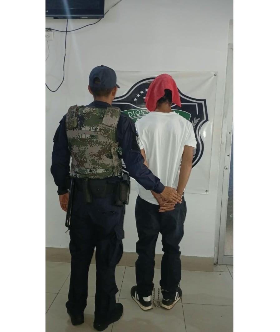 Un ciudadano venezolano de 25 años fue aprehendido después de una persecución policial por su presunta vinculación con un ataque armado que dejó una persona muerta y dos heridas en San Miguelito. Tomada de la PN