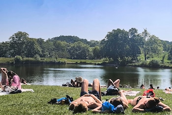 La evaluación académica reportó una caída del 41% en dióxido de nitrógeno y del 28% en partículas finas desde 2019 - EFE/ Guillermo Garrido Serrano