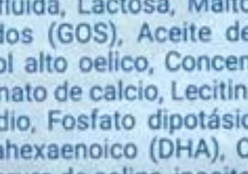 Primer plano de un texto impreso sobre un fondo claro que enumera ingredientes alimenticios como lactosa y aceite