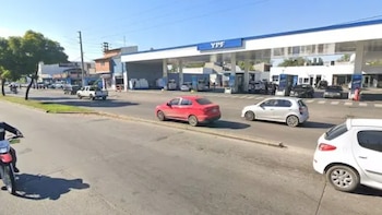 Video: un conductor se grabó haciendo trompos en una estación de servicio, casi atropella a una empleada y escapó