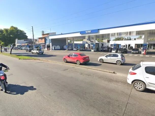 Conductor realiza maniobras peligrosas en estación de servicio en Buenos Aires