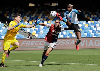 Godín, con la casaca del Cagliari, en el último duelo ante Napoli en el estadio Diego Maradona (REUTERS/Ciro De Luca)