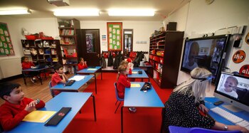 Algunos estudiantes británicos, hijos de