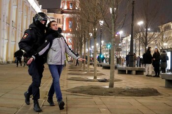 Un oficial arresta a un