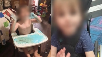 Una imagen de pantalla dividida. A la izquierda, un niño en una silla alta con las manos y la bandeja cubiertas de pintura azul. A la derecha, un niño con camiseta azul en una silla de ruedas