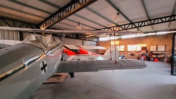 Dos aviones pequeños guardados en