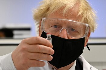Boris Johnson posa con una