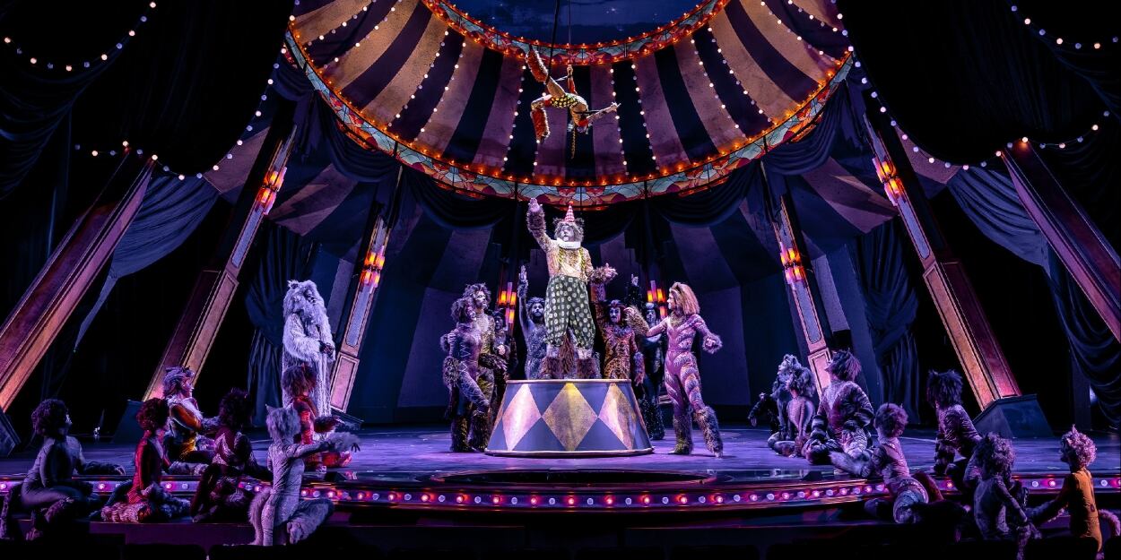 Escena del montaje original de Cats, con un diseño visual inspirado en el circo, que marcó la era de los “mega-musicales” en Broadway.