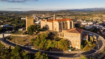El increíble Parador en un convento del siglo IX que reabrirá este 2026: gastronomía y las mejores vistas a la Ribeira Sacra