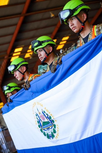 Equipos salvadoreños y ayuda humanitaria están listos para ser enviados a Caracas.