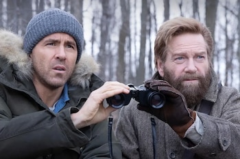 Ryan Reynolds y Kenneth Branagh en 'Mayday', que reproduce el espíritu de las comedias de colegas de los años 80.