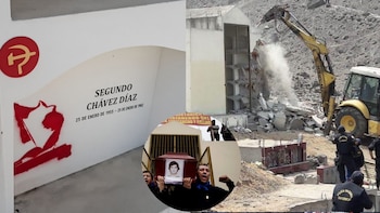 Retroexcavadora demuele estructura, agentes policiales, muro con nombre Segundo Chávez Díaz y símbolo comunista, y personas cargando un féretro con una foto