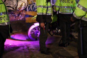 Suspenden a dos oficiales y