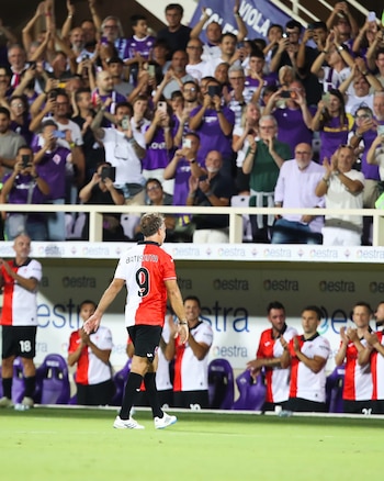 Vista de espalda de un jugador con la camiseta número nueve de Batistuta caminando frente a una tribuna con público que aplaude
