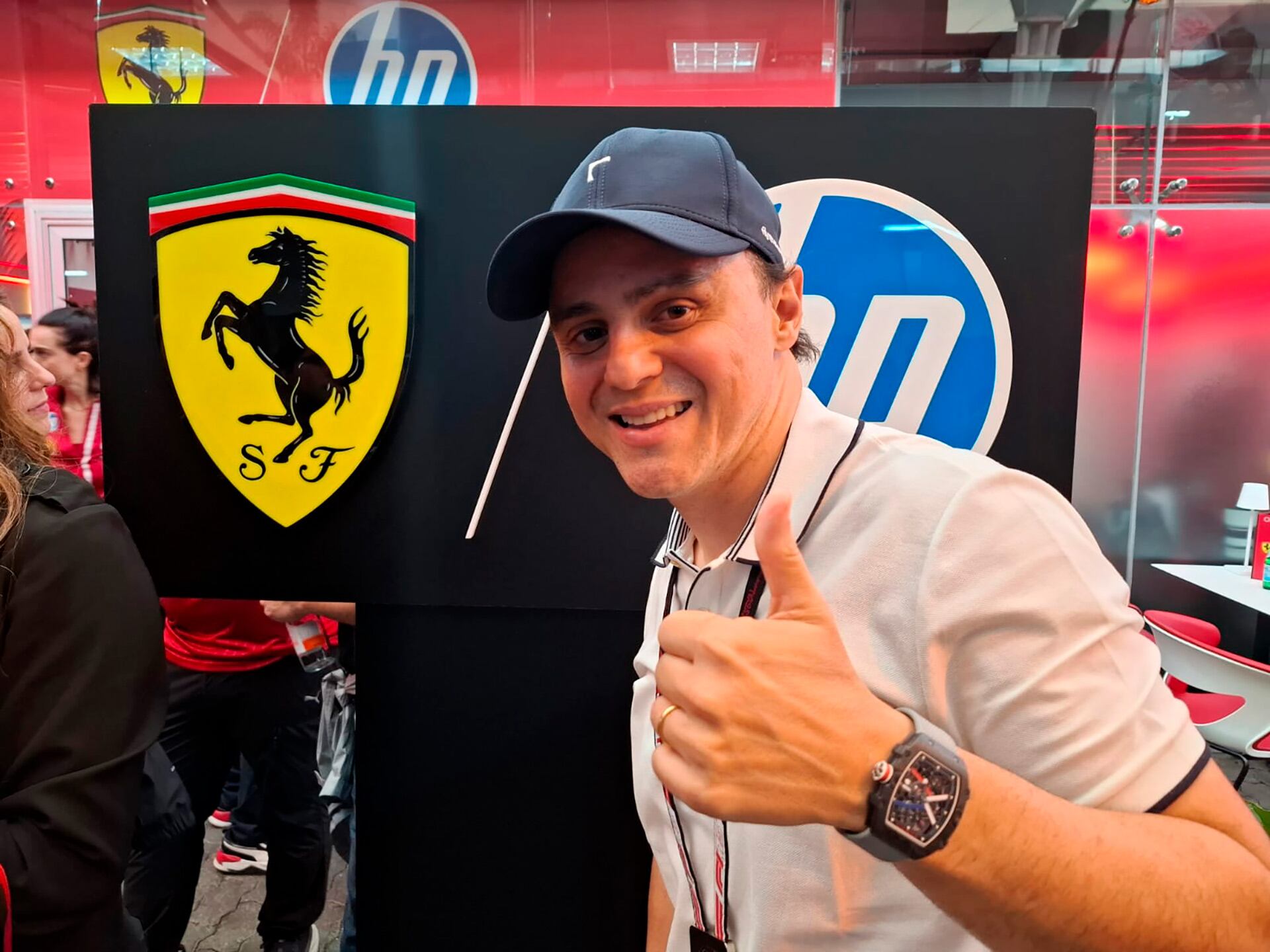 Felipe Massa saluda a Infobae tras la charla en el ingreso al hospitality de Ferrari en los boxes de Interlagos