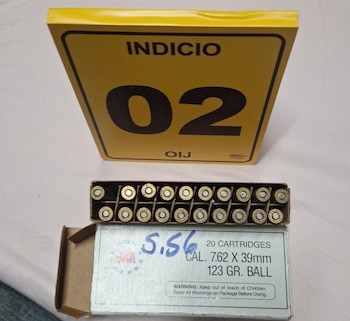 Entre la evidencia decomisada destaca una pistola calibre 9 milímetros, dinero en efectivo, municiones, drogas y un inhibidor de señales. Crédito: OIJ