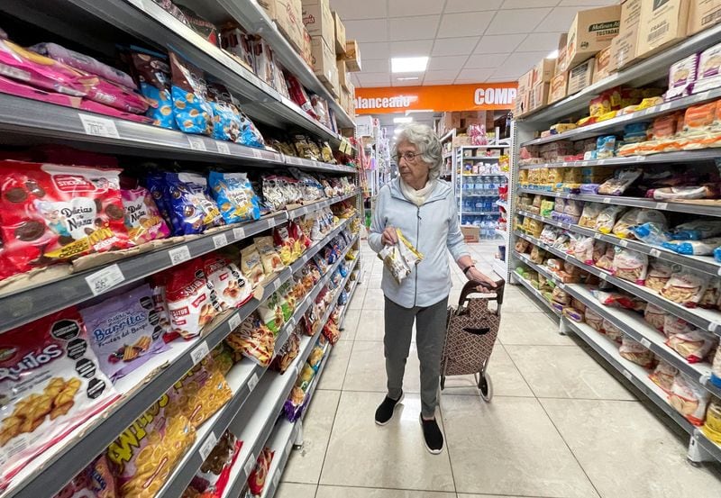 Los jubilados y pensionados acceden a los descuentos con solo pagar con la tarjeta de débito vinculada a la cuenta previsional, sin necesidad de realizar trámites previos. (Reuters)