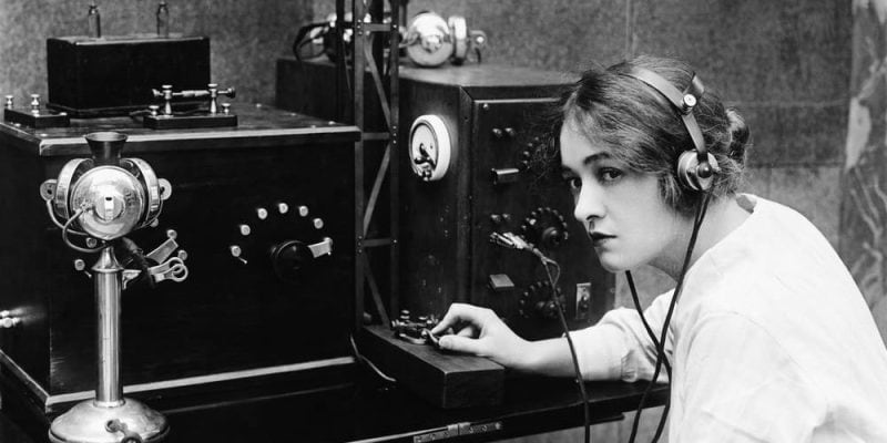 La proteína DAF-16 se activa en respuesta a señales de insulina y detiene el crecimiento celular bajo estrés, con ritmos específicos para inanición, estrés osmótico y exposición al calor (Concepto)