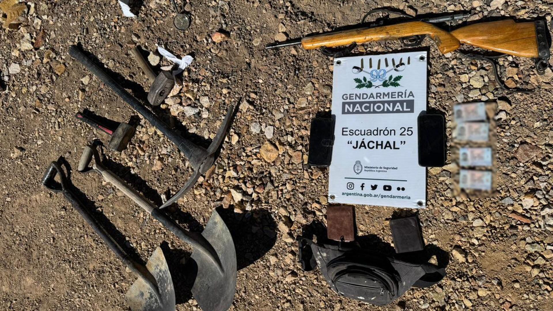 Las herramientas de minería y la carabina que le encontraron a los mineros chilenos