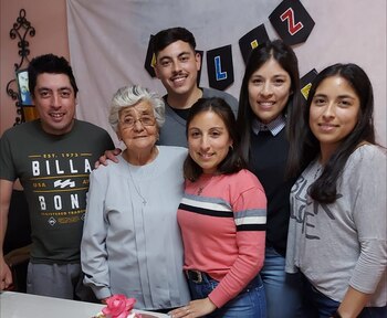 Hilda Ramírez junto a sus