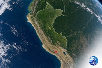 Fotografía satelital de Perú con fronteras delimitadas en blanco, un círculo rojo en el sur y un logotipo circular azul en la esquina inferior.