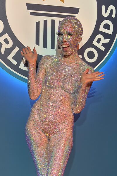 Holly Murray rompe el récord mundial Guinness al cubrir su cuerpo con 74.880 cristales de imitación en solo 15 horas (Créditos: Guinness World Records)