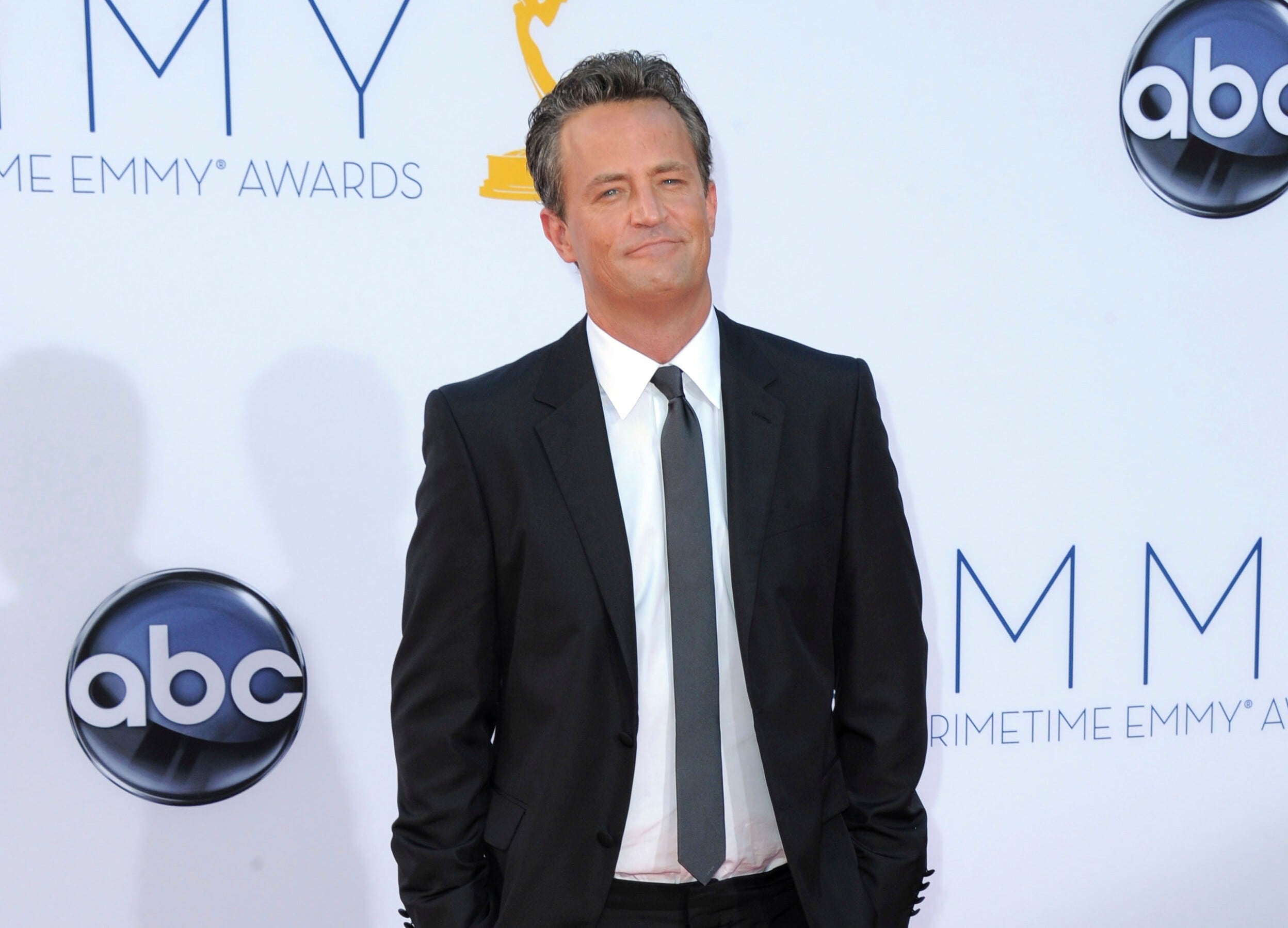 La hermana del actor reveló detalles de la lucha contra la adicción que Perry enfrentó durante los años de mayor éxito de la serie.(Foto Jordan Strauss/Invision/AP, archivo)