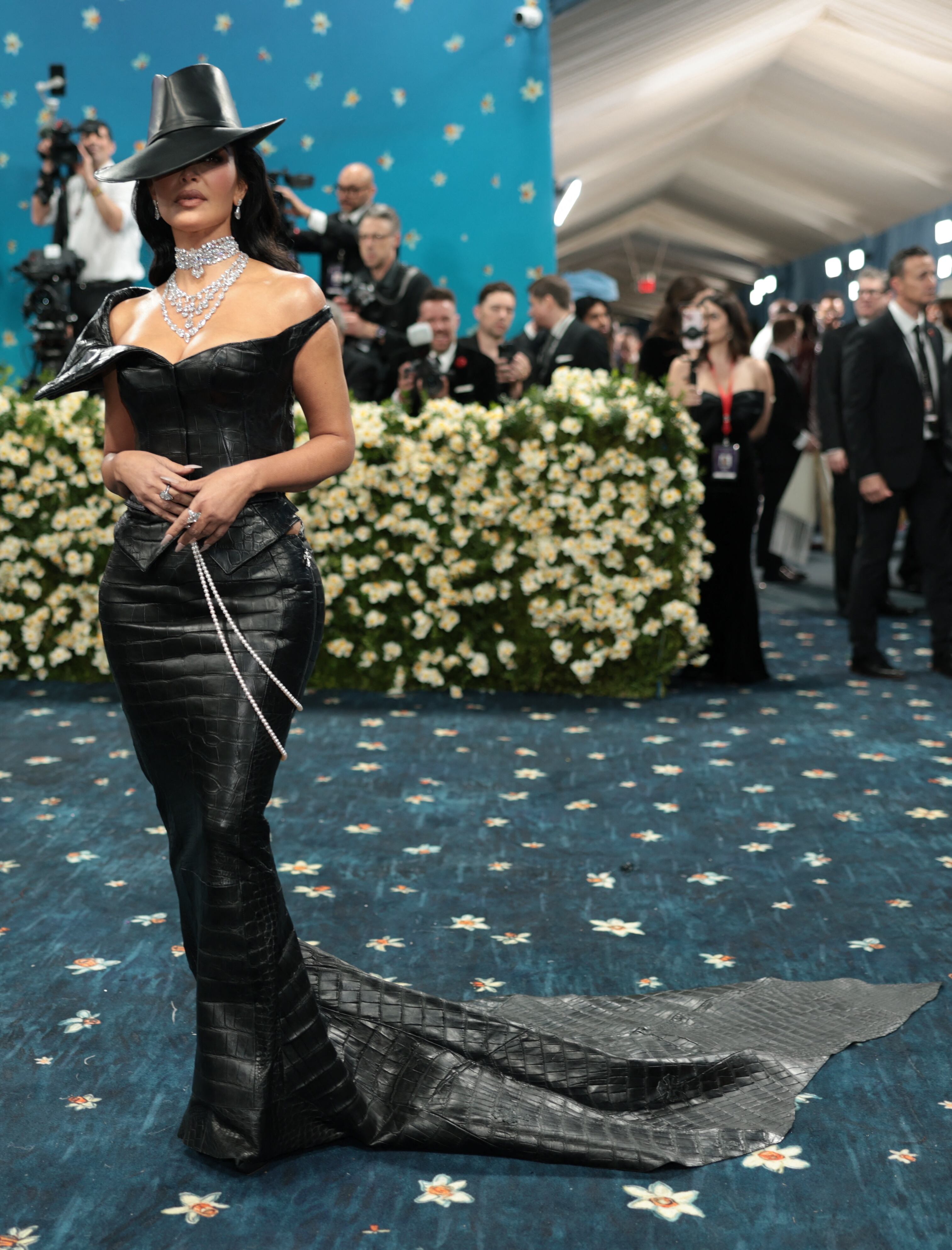 El cuero negro y accesorios llamativos marcan la presencia impactante de Kim Kardashian en la Met Gala de 2025 (REUTERS/Mario Anzuoni)