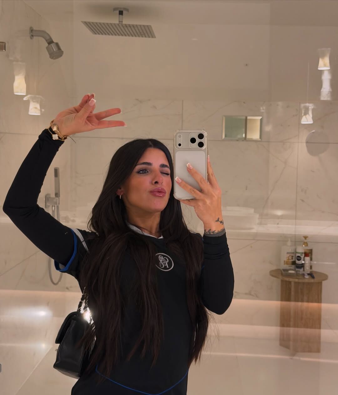 Valu Cervantes compartió postales en su regreso a Inglaterra para reunirse con el futbolista y sus hijos