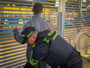 Portar armas cortopunzantes en Transmilenio implica multa, destrucción del objeto y prohibición de ingreso a estadios y eventos masivos - crédito Mebog