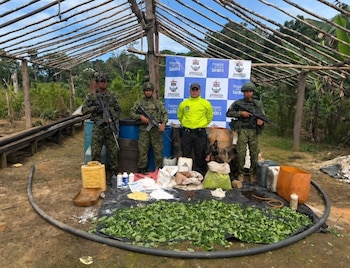 Las autoridades destruyeron más de 1.500 galones de insumos líquidos y 2.200 kilogramos de insumos sólidos usados en el procesamiento de coca - crédito prensa Armada de Colombia