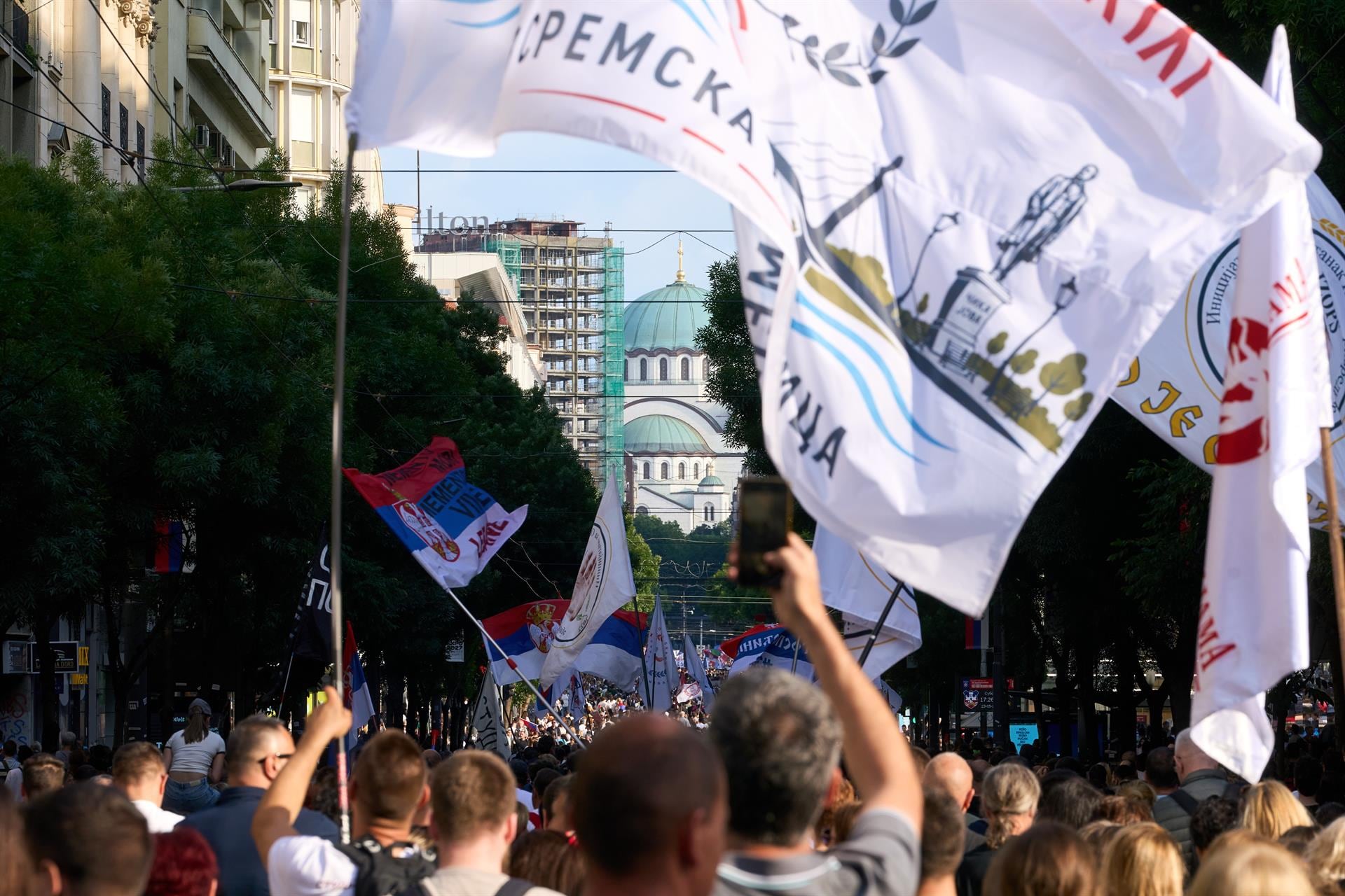 Los estudiantes serbios se concentran en Belgrado en el impulso final a su experimento electoral del domingo
