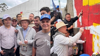 Álvaro Uribe denunció que manifestantes frente a su casa en Rionegro respondieron a órdenes de Iván Cepeda y reveló agresiones físicas