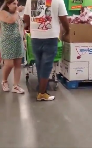 Un video difundido en redes muestra la peculiar escena y ha generado críticas contra quienes manipulan alimentos que posteriormente podrían ser comprados por otros clientes.