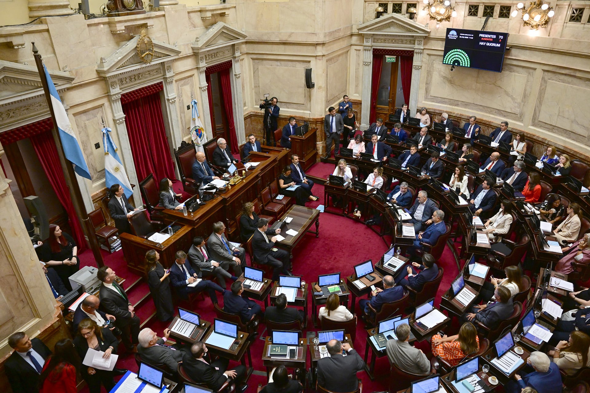Vista aérea de la sesión plenaria del Senado argentino, donde los legisladores se congregan para debatir y votar leyes con quorum. (Maximiliano Luna)