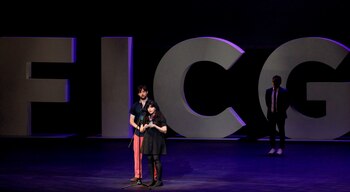 Los chilenos Claudia Huaiquimilla (d) y Pablo Greene (i) reciben el premio Mayahuel como mejor película iberoamericana por la cinta "Mis Hermanos Sueñan Despiertos", durante la ceremonia de clausura de la 36 edición del Festival Internacional de Cine de Guadalajara, hoy en la ciudad de Guadalajara en Jalisco (México). EFE/ Francisco Guasco