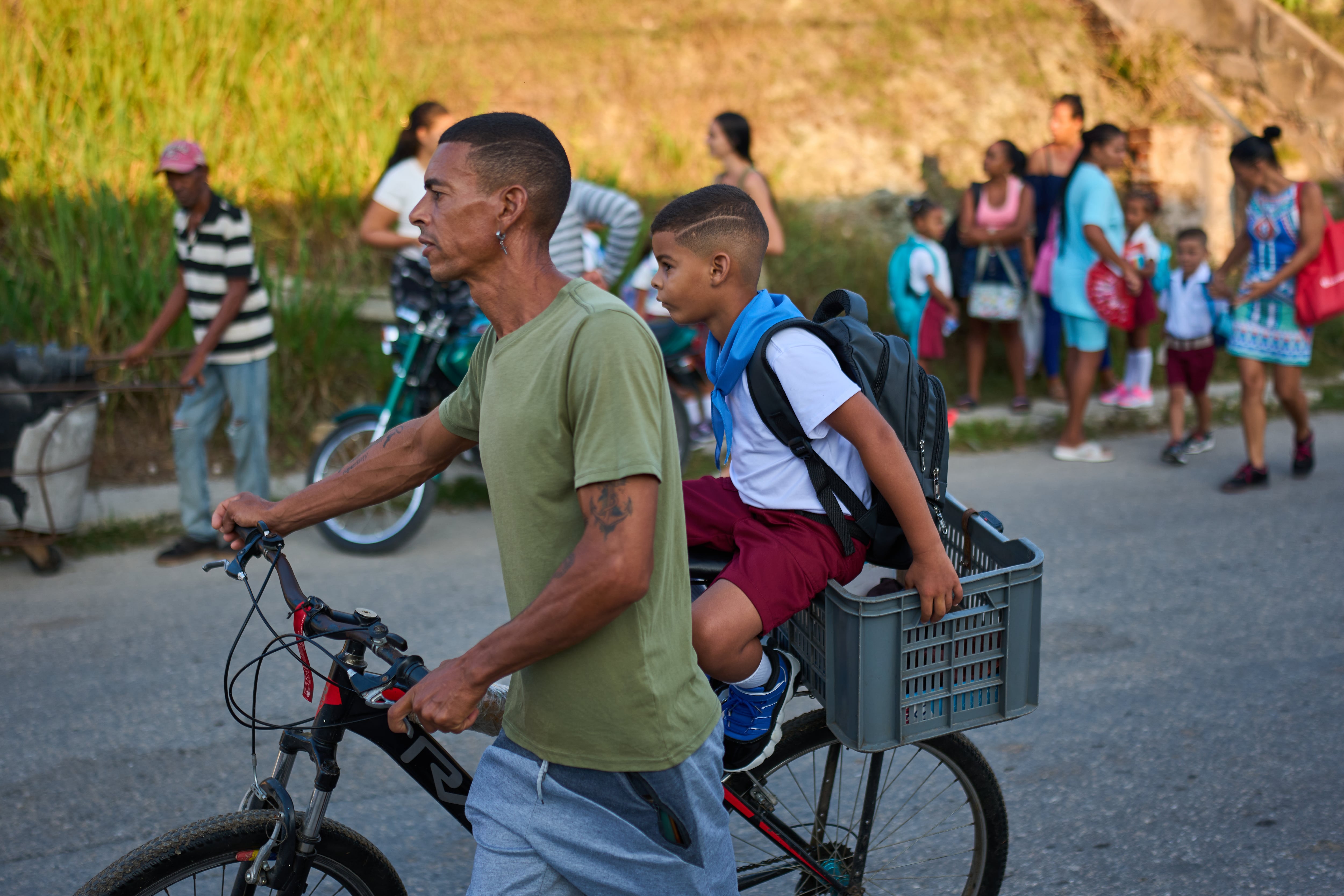 La falta de agua potable en las escuelas de Cuba afecta la higiene, el uso de los servicios sanitarios y la preparación de meriendas o almuerzos durante la jornada escolar. (AP Photo/Ramon Espinosa)