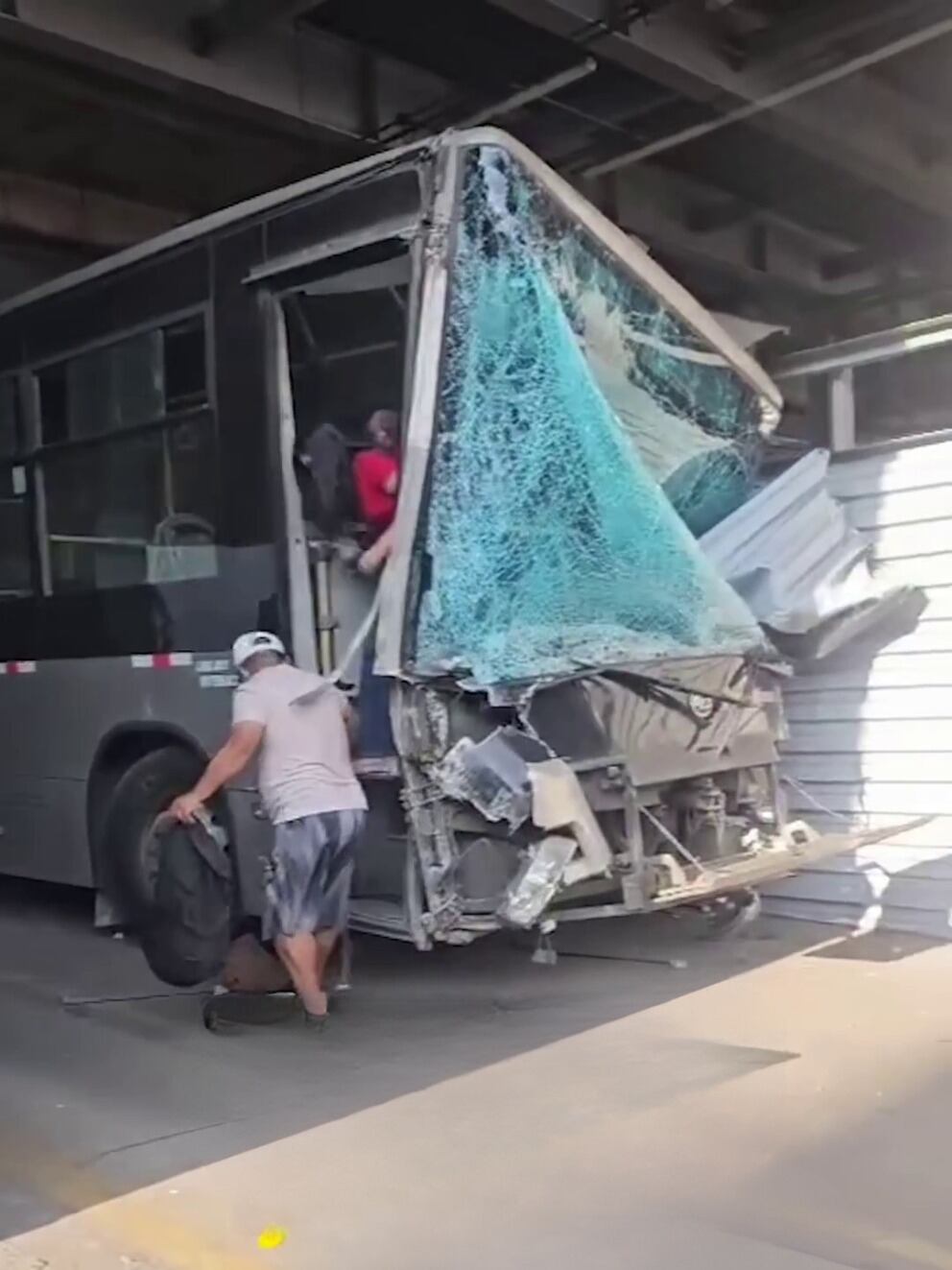 Un bus del Metropolitano sufrió daños severos en su parte frontal tras un accidente en la Vía Expresa, lo que motivó el despliegue del SAMU para atender a los afectados.