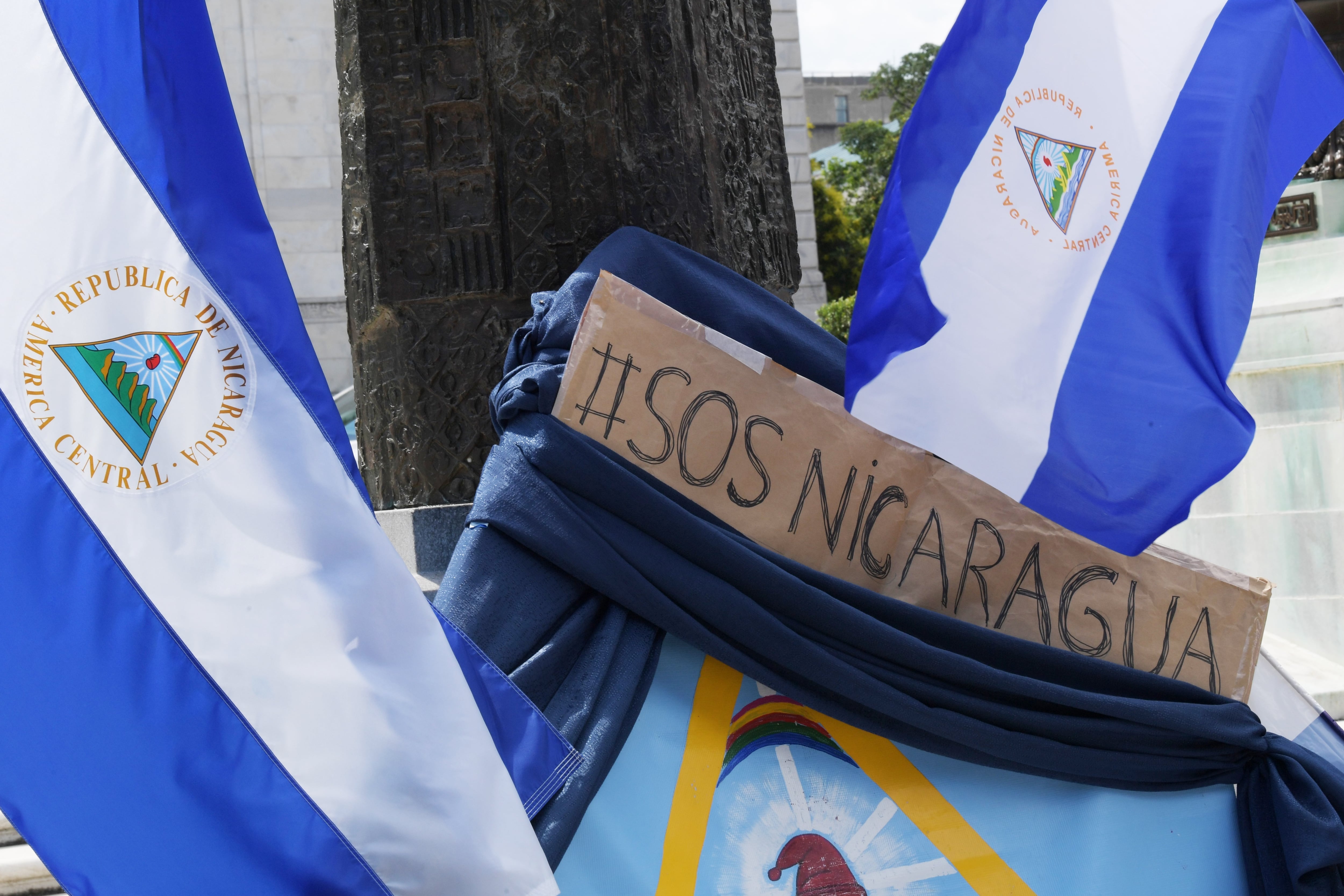 La falta de documentos y de permiso de trabajo en Guatemala obliga a los expresos políticos nicaragüenses a emplearse en la informalidad. (EFE/Lenin Nolly)
