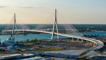 El tráfico comenzará a circular este lunes a través de un nuevo puente entre Estados Unidos y Canadá