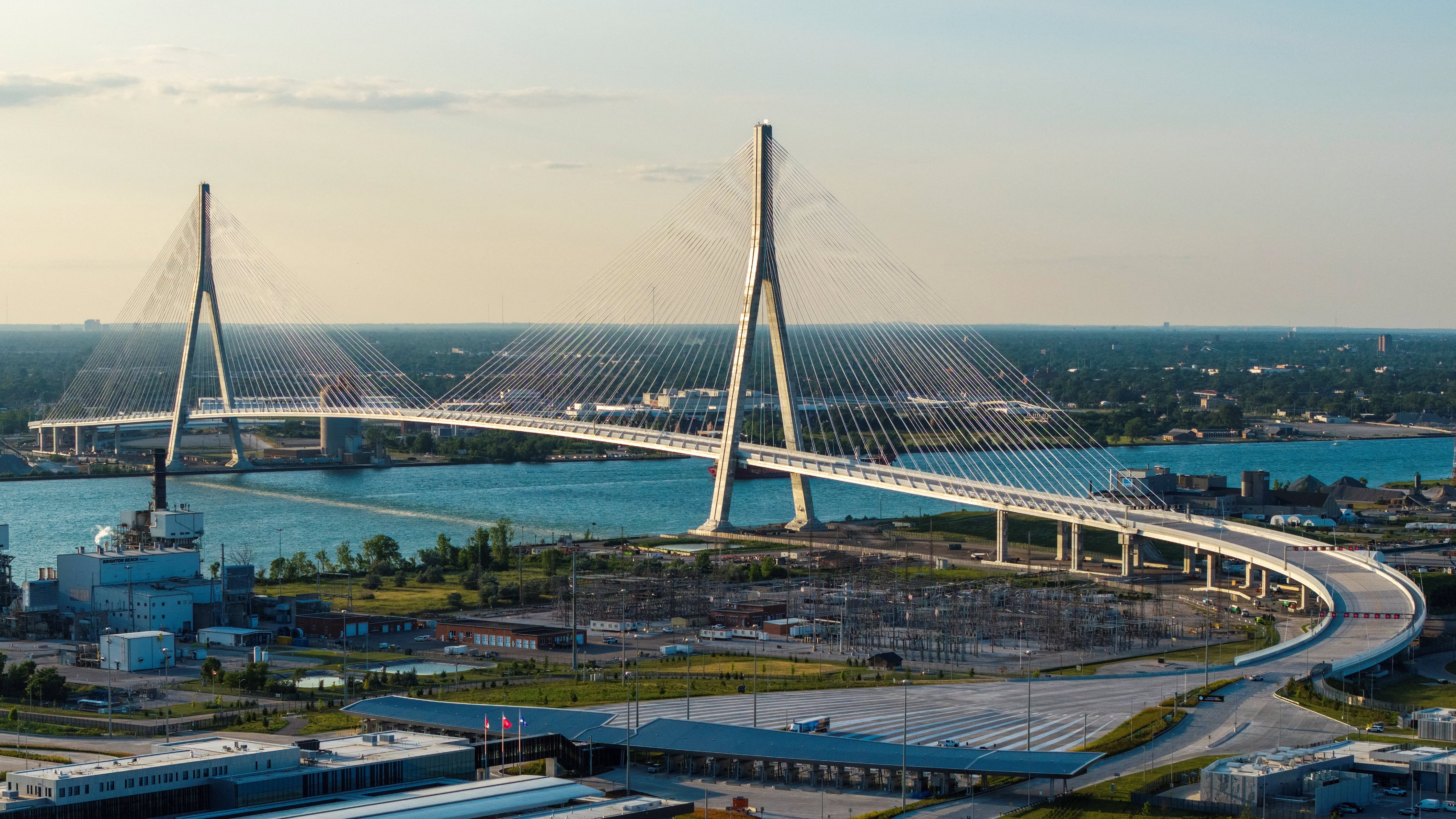 El tráfico comenzará a circular este lunes a través de un nuevo puente entre Estados Unidos y Canadá