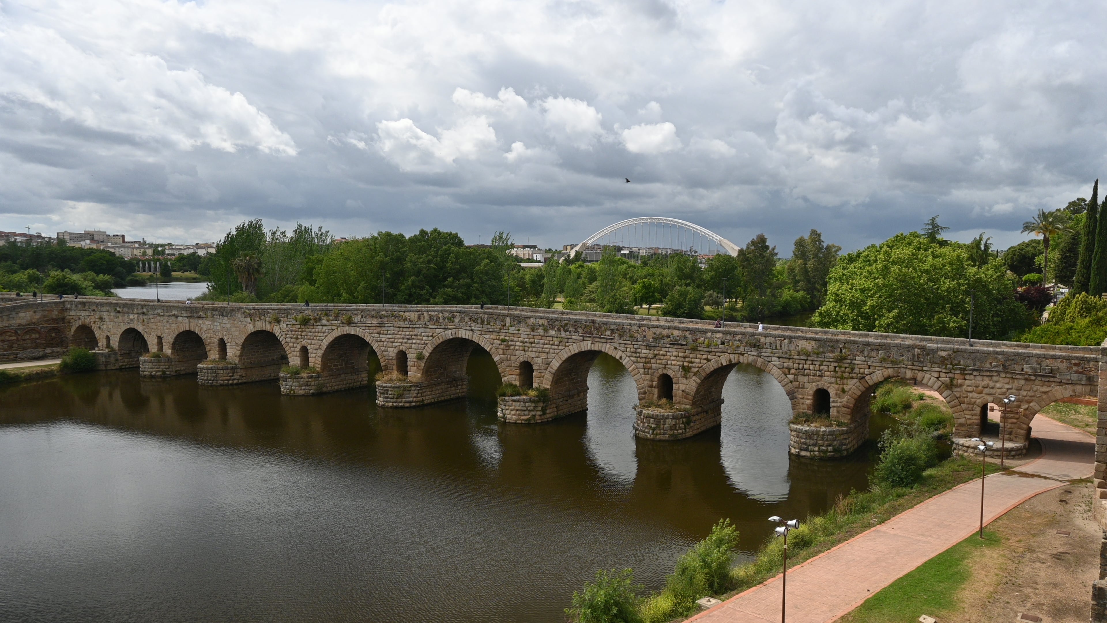 El puente romano de Mérida, en Badajoz (Adobe Stock).