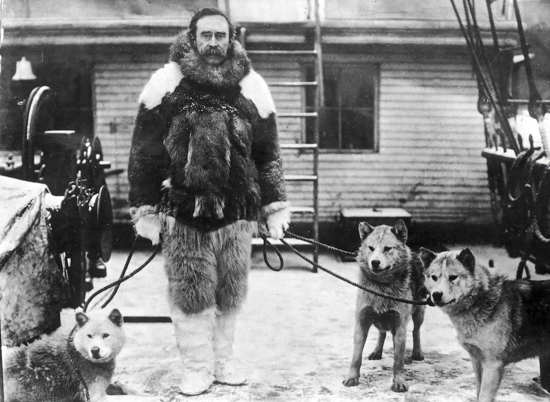 El explorador Robert Peary, en 1909, con los perros y el traje que usó para llegar al Polo (Álbum/ Archivo ABC / World S Graphic Press)
