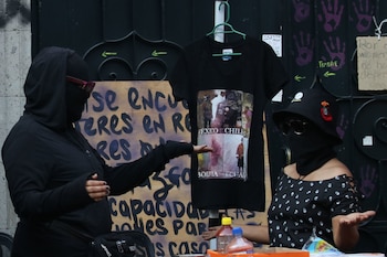 CIUDAD DE MÉXICO, 04FEBRERO2021.- Erika Martínez, madre de una víctima de abuso sexual y mujeres integrantes del Bloque Negro celebraron 5 meses de la toma de la ex CNDH, nombrada Okupa Casa de Refugio. Durante el festejo tocaron las Musas Sonideras, Sonido Catalella y Sonido Pancho; así mismo mujeres estuvieron en la "mercadita" vendiendo productos y objetos en forma de protesta de la violencia económica.
FOTO: GRACIELA LÓPEZ /CUARTOSCURO.COM
