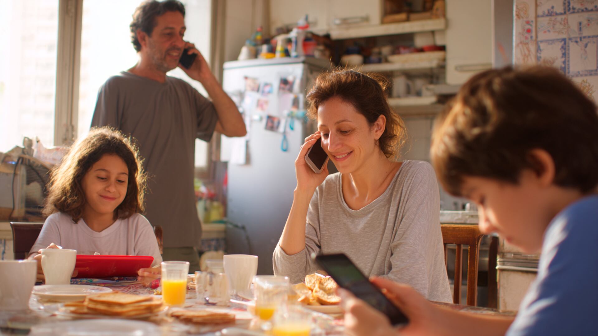 Desconectarse conscientemente de la tecnología permite reconectar con el sentido y la plenitud en la vida cotidiana (Imagen Ilustrativa Infobae)