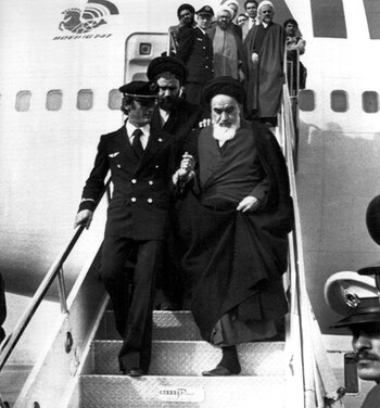 El Ayatola Jomeini desciende por
