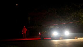 La policía afuera de la